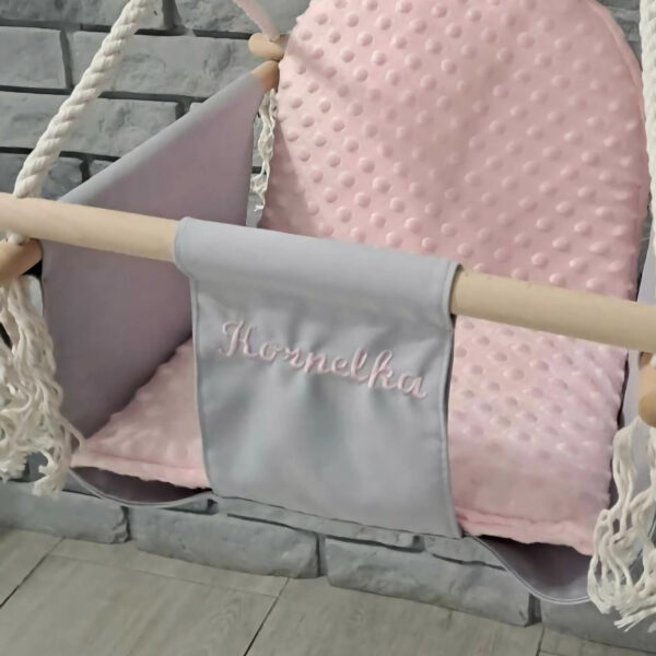 Kinderschaukel rosa-grau mit Bärenohren, Personalisierte Kinderschaukel, Schaukel für Kinderzimmer, Zweifarbige Kinderschaukel, Indoor Kinderschaukel aus ökologischen Materialien, Handgefertigte Schaukel mit Holzstangen, Umweltfreundliche Kinderschaukel